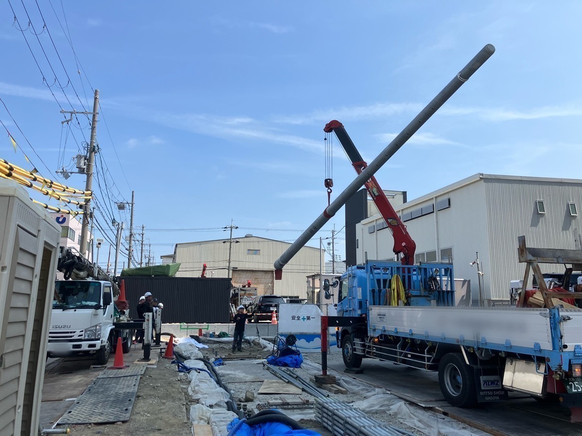 屋上への屋外キュービクルの設置、それに伴う引込み柱の建柱工事を実施いたしました！