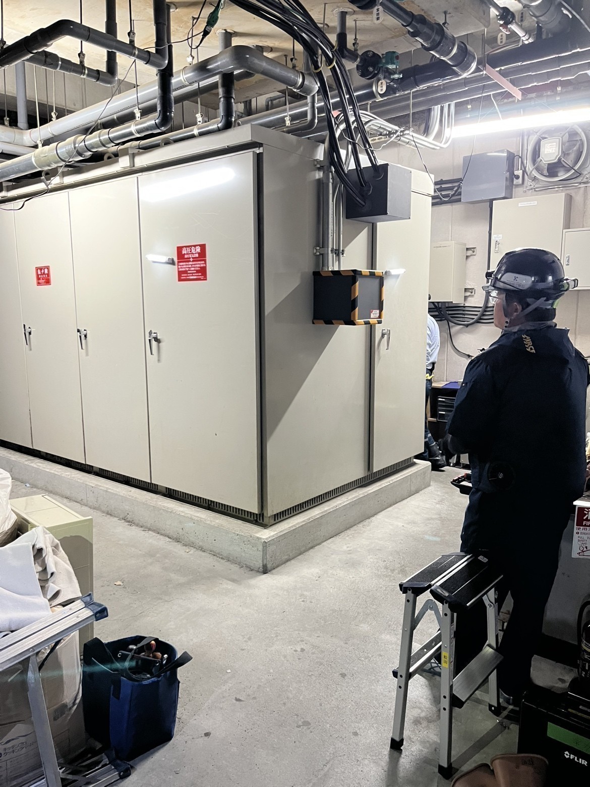 <strong>高圧受電設備（キュービクル）の内部修繕、および高圧ケーブルの更新工事を実施しました！</strong>